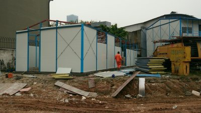 如何加固倾斜顶部活动房?